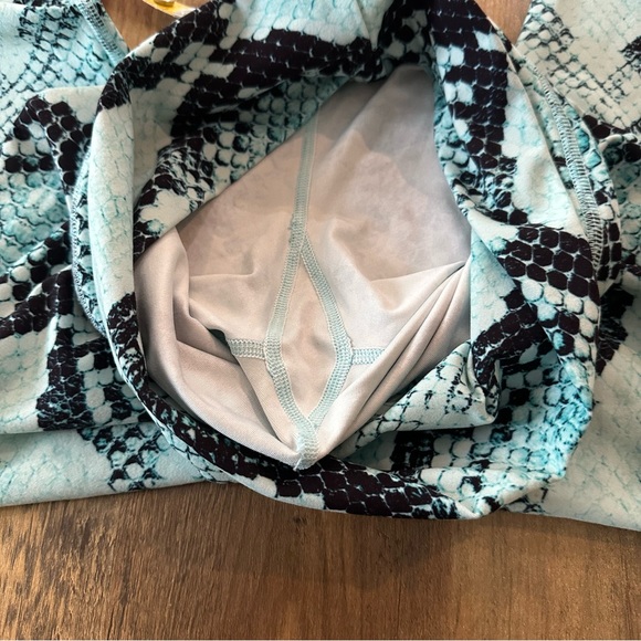 ✨ NIYAMA SOL UNRELEASED TURQUOISE-BLACK PYTHON BAREFOOT HI WAIST LEGGINGS EUC XS - Picture 8 of 9